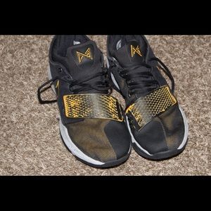 Men’s basketball shoe